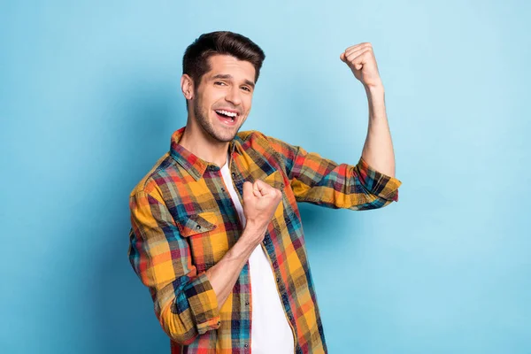 Portret van aantrekkelijke vrolijke jongen verheugen met plezier veel geluk geïsoleerd over helder blauwe kleur achtergrond — Stockfoto