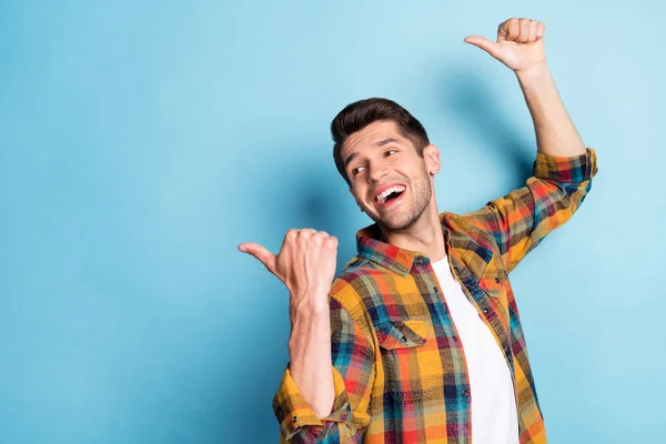 Portret van aantrekkelijke vrolijke man demonstreren kopieerruimte beste bieden zwarte vrijdag ad geïsoleerd over helder blauwe kleur achtergrond — Stockfoto