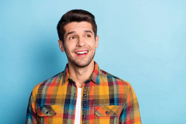 Porträtt av attraktiva drömmande glad brunett kille bär kontrollerad skjorta tänkande kopia utrymme isolerad över klarblå färg bakgrund — Stockfoto