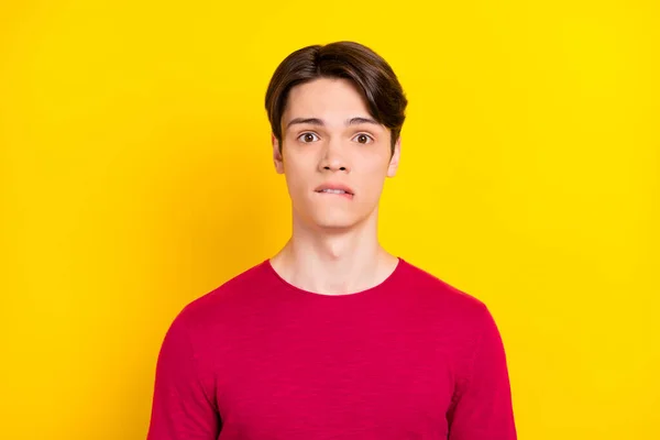 Zdjęcie przerażonego brunet młody facet nosić czerwony sweter odizolowany na żółtym tle — Zdjęcie stockowe