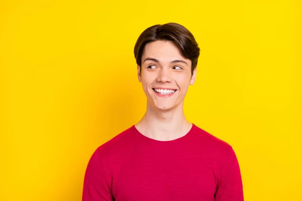 Zdjęcie marzycielski słodki młody facet ubrany czerwony pullover uśmiechnięty patrząc puste miejsce odizolowane żółty kolor tło — Zdjęcie stockowe