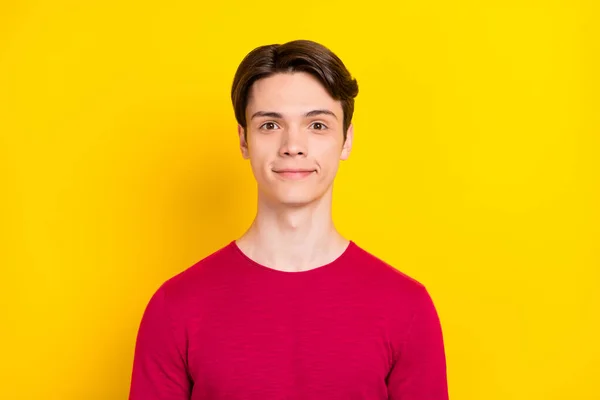 Zdjęcie imponujący młody facet ubrany czerwony sweter uśmiechnięty odizolowany żółty kolor tła — Zdjęcie stockowe