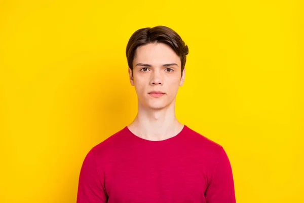 Zdjęcie atrakcyjnego uroczego młodego dżentelmena nosić czerwony pullover odizolowany żółty kolor tła — Zdjęcie stockowe