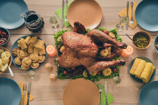 Oben über dem hohen Winkel Blick auf festal gegrillte gebratene Truthahnspeise serviert Tisch inländischen saisonalen Brauch — Stockfoto