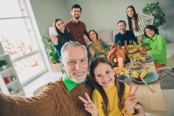 Φωτογραφία από αξιολάτρευτο γλυκό οικογένεια γιορτάζει χάρη δίνοντας ημέρα συνεδρίαση δείχνει v-τραγουδά βίντεο που χαμογελά σε εσωτερικούς χώρους σπίτι — Φωτογραφία Αρχείου