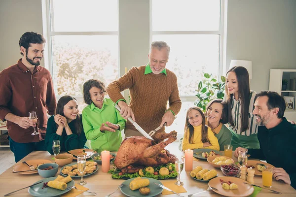 Portrait d'attrayant gai soigneux grande famille pleine coupe rôti plat de dinde grillée déjeuner déjeuner déjeuner à la maison à l'intérieur — Photo