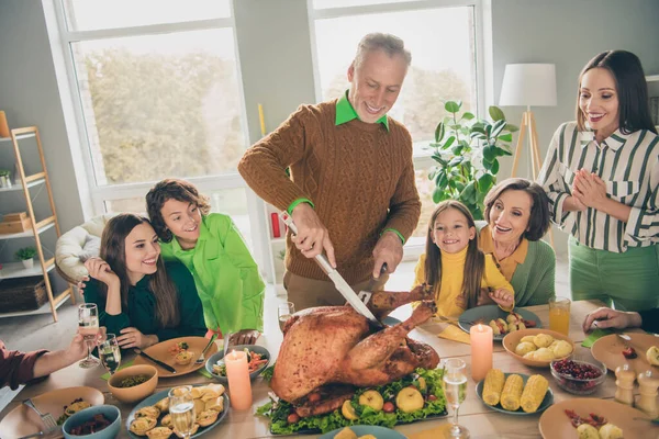 Foto von aufgeregten hübschen Familie bereit essen Urlaub Türkei lächelnd Sitztisch drinnen Hauszimmer — Stockfoto