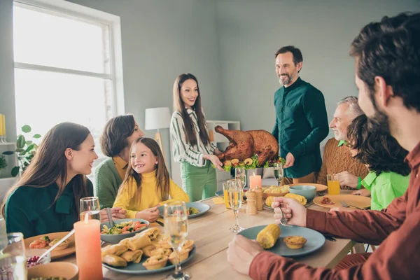 Foto de encantadora familia dulce lista para comer pavo de vacaciones sonriente mesa de estar en el interior habitación de la casa —  Fotos de Stock