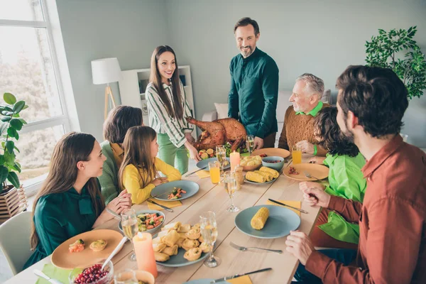 Portrait of attractive cheerful big full family spouses serving festal table treat event occasion at home indoors — Stock Photo, Image