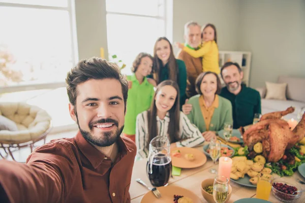 Foto de divertida familia bonita celebrando gracias dando día sentado mesa grabación auto video sonriendo en el interior habitación casa —  Fotos de Stock