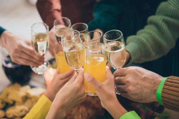 Beskuren vy porträtt av stora familjen äta husmanskost ha kul clinking glasögon apelsinjuice hemma inomhus — Stockfoto