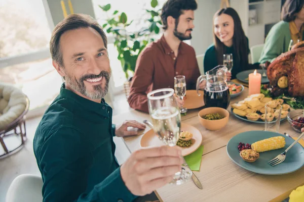 Portrét rozkošné veselá rodina jíst domácí jídlo slaví slavnostní událost party doma doma — Stock fotografie