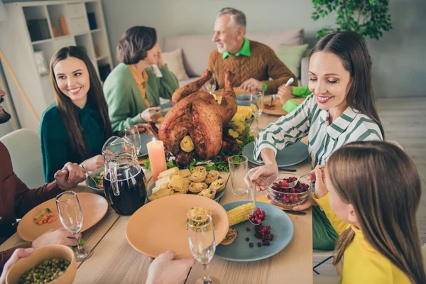 Zdjęcie uroczej wesołej rodziny jedzącej indyka wakacje siedzący stół uśmiechnięty komunikowanie się w domu pomieszczenie — Zdjęcie stockowe