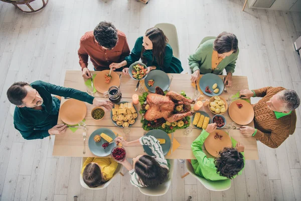 Boven hoge hoek uitzicht portret van schattige vrolijke zorgvuldige familie eten zelfgemaakte schotel vlees herfst vallen thuis binnen — Stockfoto