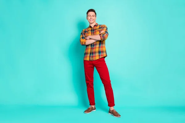 Full body photo of nice brunet young guy crossed arms wear shirt trousers sneakers isolated on teal background — ストック写真