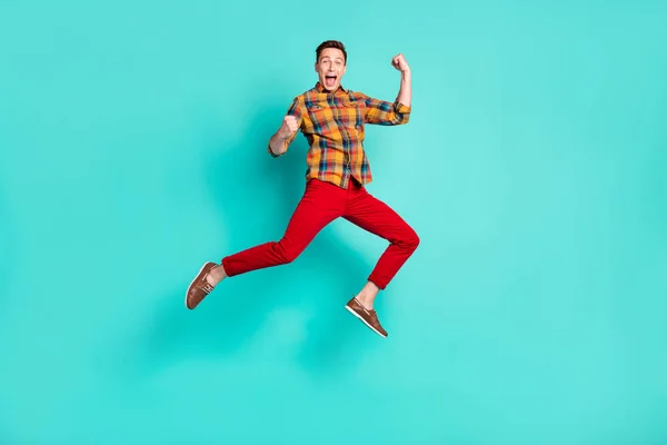 Foto corpo pieno di funky brunetta millenario ragazzo salto indossare camicia scarpe da ginnastica turchese isolato su sfondo verde acqua — Foto Stock