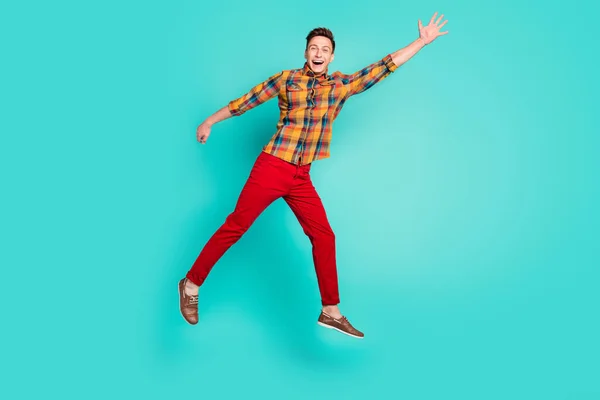 Ganzes Foto von cool Brunet Millennial Kerl springen tragen Hemd Hose Turnschuhe isoliert auf Krickente Hintergrund — Stockfoto