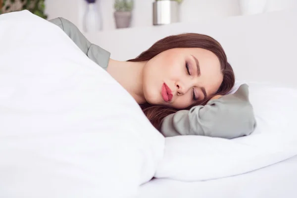 Retrato de chica tranquila atractiva tumbado en la cama sueño dulce en casa casa luz interior blanco — Foto de Stock