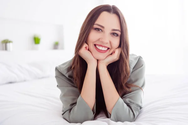 Πορτρέτο της ελκυστική χαρούμενη υγιή κορίτσι που βρίσκεται στο κρεβάτι ξεκουράζεται δωρεάν ελεύθερο χρόνο στο σπίτι φως λευκό εσωτερικό — Φωτογραφία Αρχείου