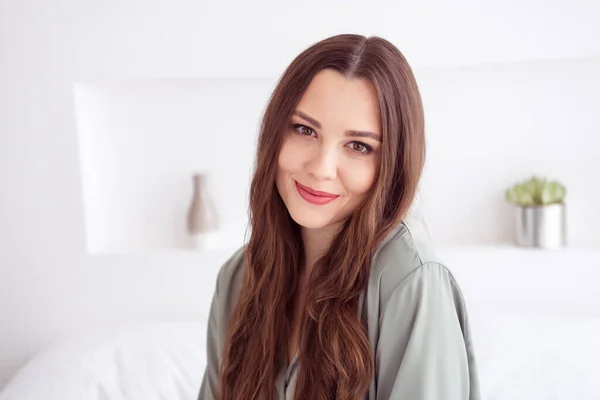 Photo de douce adorable jeune dame gris vêtements de nuit assis lit souriant intérieur chambre maison — Photo