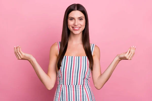 Retrato de menina alegre atraente de cabelos castanhos mostrando sinal de paz isolado sobre fundo cor pastel rosa — Fotografia de Stock