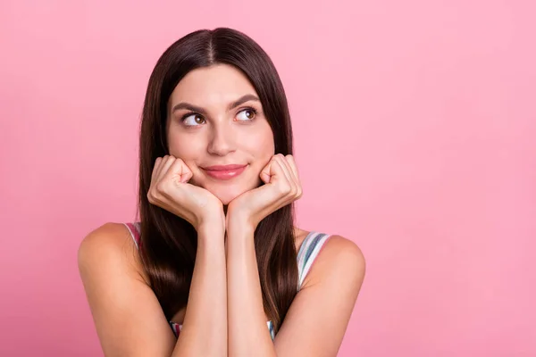 Retrato de atraente menina de cabelos castanhos doce pensante cópia espaço em branco isolado sobre cor pastel rosa fundo — Fotografia de Stock