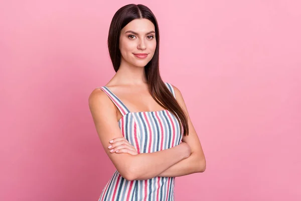 Perfil lateral foto de jovem atraente mulher feliz sorriso positivo confiante dobrado mãos isoladas sobre fundo cor pastel — Fotografia de Stock