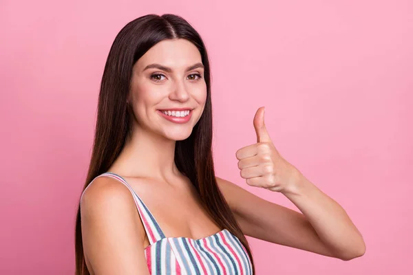 Perfil de foto lateral de jovem atraente mulher feliz sorriso positivo mostrar thumb-up como finge feedback isolado sobre fundo cor pastel — Fotografia de Stock