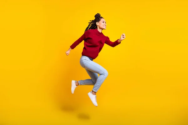 Volledige lengte hoog van charmante vrij donkere huid vrouw gekleed rood trui springen hoog lopende geïsoleerde gele kleur achtergrond — Stockfoto