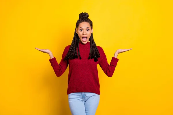 Foto de mujer bastante impresionada vestida suéter brazos espacio vacío mostrando escamas boca abierta aislado color amarillo fondo — Foto de Stock