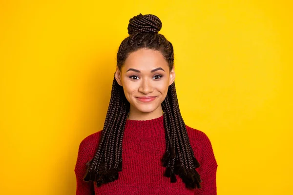 Foto de linda dulce piel oscura señora usar jersey rojo sonriente aislado color amarillo fondo — Foto de Stock