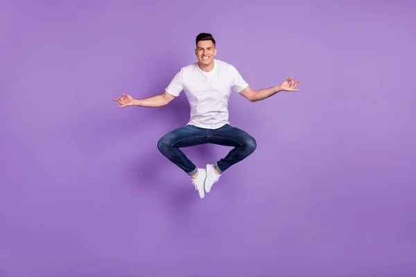 Pleine photo du corps du jeune homme heureux sourire positif sauter équilibre yoga méditer isolé sur fond de couleur violette — Photo