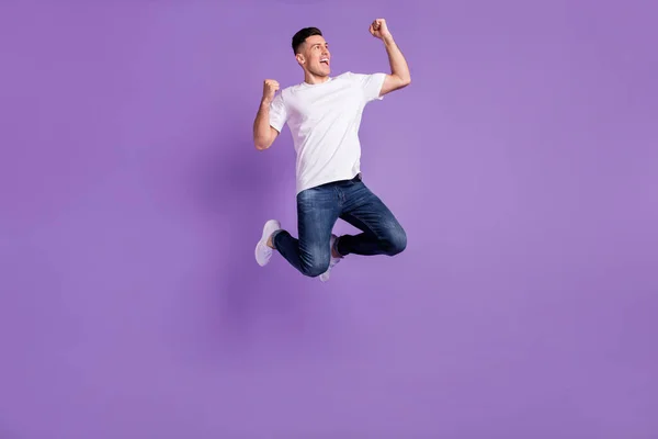 Foto de corpo inteiro do jovem feliz sorriso positivo salto alegrar vitória vitória vitória isolada sobre fundo cor violeta — Fotografia de Stock