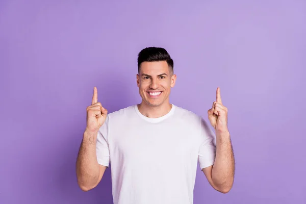 Neşeli genç adamın fotoğrafı mutlu mutlu gülümseme parmaklar boş yer reklamı tavsiye seçimi mor arkaplan üzerinde izole — Stok fotoğraf