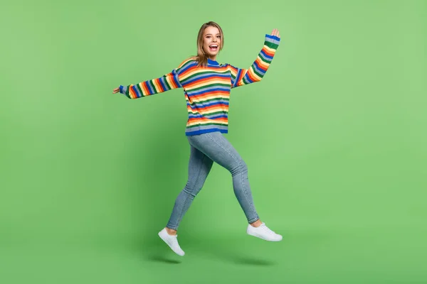 Longitud completa cuerpo tamaño perfil foto chica saltar alto funcionamiento alegre aislado pastel verde color fondo —  Fotos de Stock