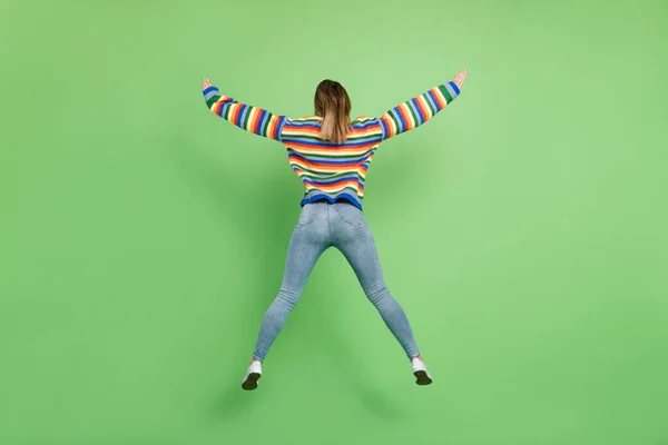 Розмір повної довжини тіла рідкісний вид дівчина стрибає в повсякденному одязі ізольований пастельний зелений колір фону — стокове фото