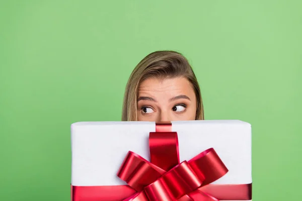 Büyük hediye kutusunun arkasına saklanan fotoğrafçı kız izole edilmiş pastel yeşil arka plan — Stok fotoğraf