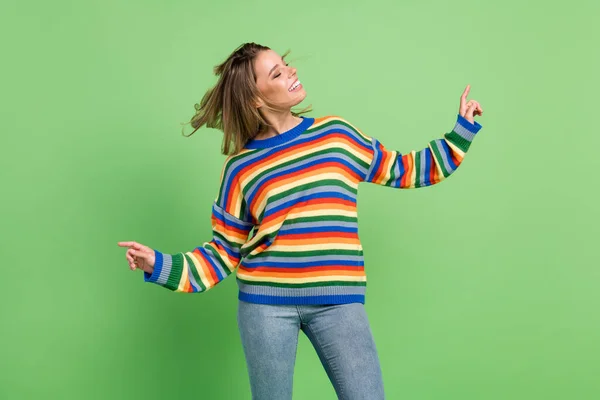 Foto retrato menina dançando na festa relaxante em blusa listrada jeans isolado pastel cor verde fundo — Fotografia de Stock