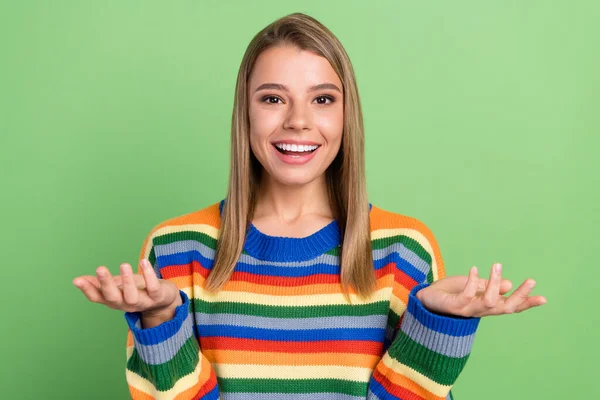 Foto retrato menina sorrindo falando comunicando tem conversa isolado pastel cor verde fundo — Fotografia de Stock