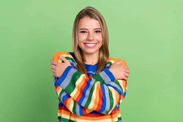 Foto ritratto ragazza felice sorridente sognante indossa vestiti alla moda abbracciandosi isolato colore verde pastello sfondo — Foto Stock