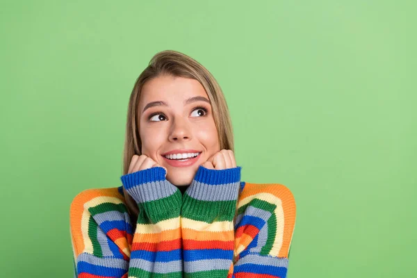 Foto retrato chica sonriente soñador usando ropa elegante buscando copyspace aislado pastel verde color fondo —  Fotos de Stock