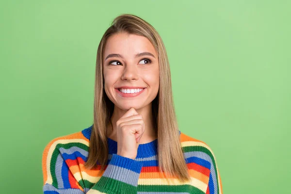 Foto ritratto bella ragazza ottenuto dubbio cercando spazio vuoto premuroso sorridente allegro isolato pastello verde sfondo — Foto Stock