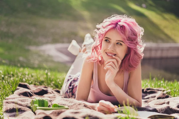 Foto de comprimento total de jovem atraente menina feliz sorriso positivo mentir cobertor fim de semana natureza ao ar livre — Fotografia de Stock