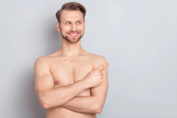 Retrato de atractivo hombre ajuste alegre demostrando oferta copia espacio anuncio índice seleccionar aislado sobre gris pastel color fondo — Foto de Stock