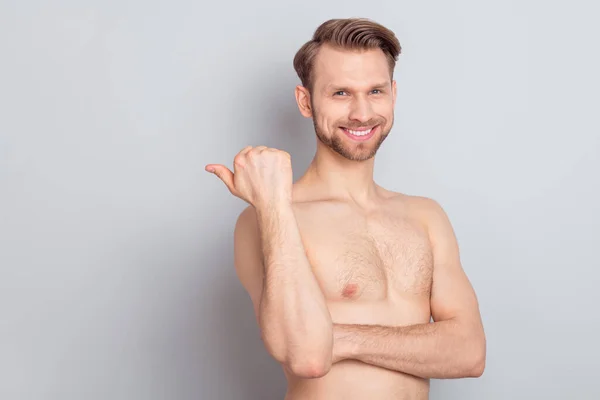 Retrato de atractivo hombre deportivo ajuste alegre demostrando oferta copia espacio en blanco anuncio aislado sobre gris pastel color fondo — Foto de Stock