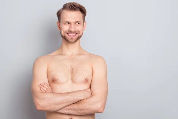 Retrato de atractivo alegre ajuste desnudo hombre brazos cruzados mirando a un lado espacio de copia anuncio aislado sobre gris pastel color fondo — Foto de Stock