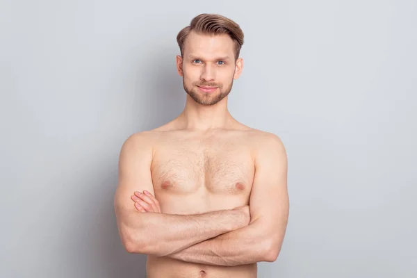 Retrato de contenido atractivo desnudo ajuste deportivo hombre brazos cruzados aislados sobre fondo gris pastel color — Foto de Stock