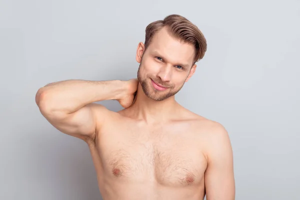 Foto de encantador cabello rubio bastante joven caballero usar nada brazo cuello sonriendo aislado color gris fondo — Foto de Stock