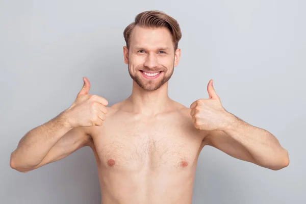 Foto del tipo rubio caliente del peinado mostrar el pulgar hacia arriba sin ropa aislada sobre fondo de color gris — Foto de Stock