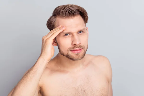 Retrato de chico enfocado serio atractivo tocando piel fresca pura hidratante aislado sobre fondo de color pastel gris — Foto de Stock